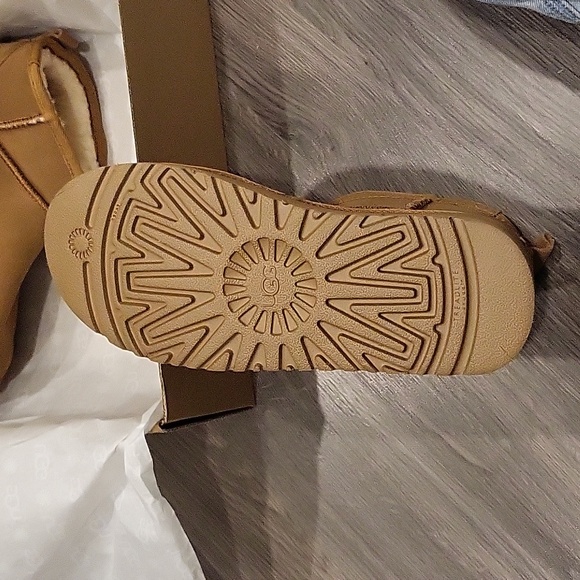 Classic Ultra Mini Uggs - Picture 4 of 5